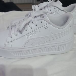 Puma WomensWhite Sneakers, lace up closure, palette collar.SIZE 5 1/2 Almost new
